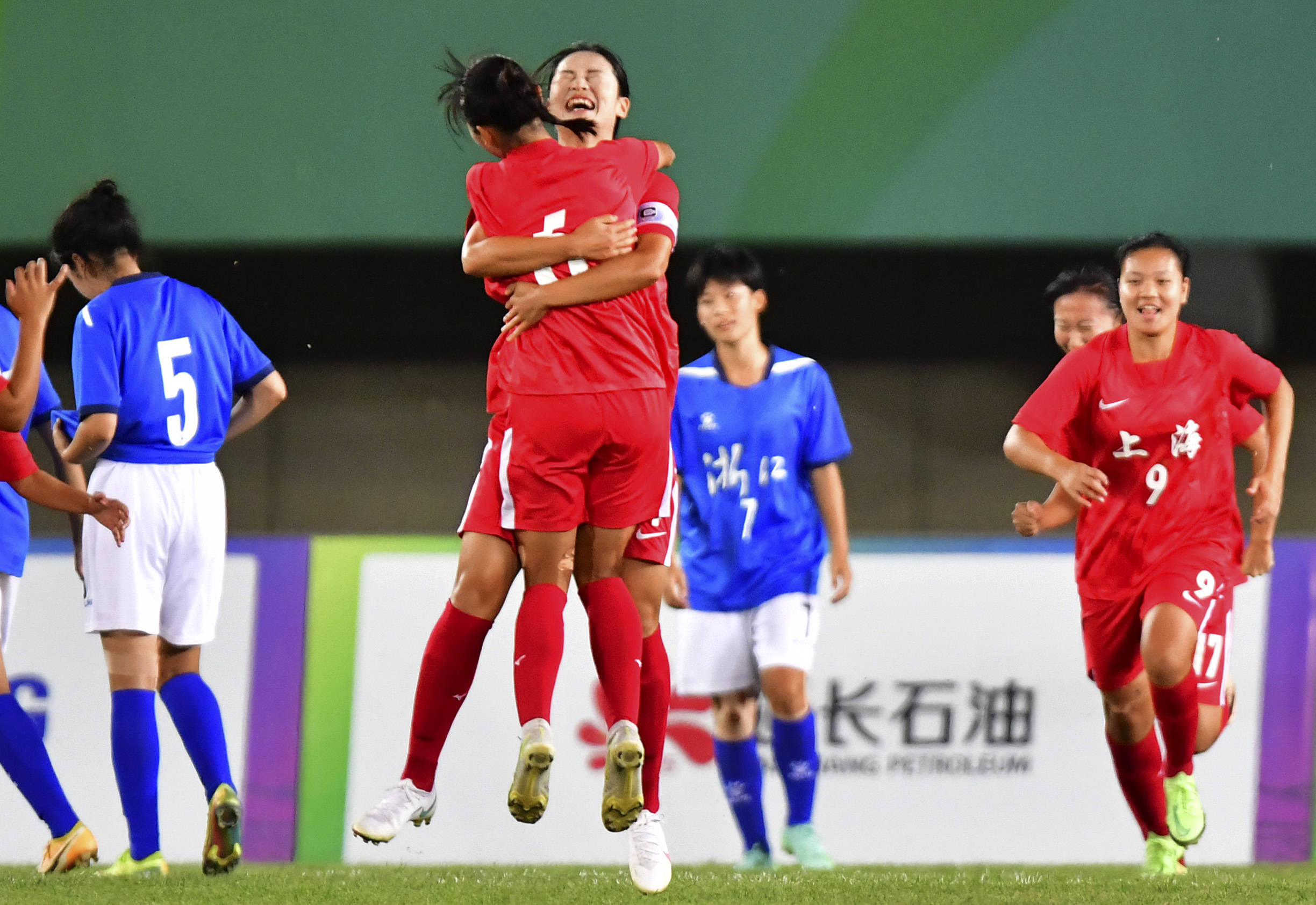 欧洲女子足球队进入半决赛争夺金牌