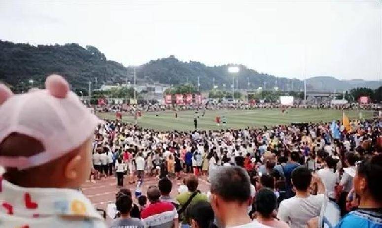 关于紧张比赛瞬间:全场观众沸腾,胜负难定的信息 关于紧张比赛瞬间:全场观众沸腾,胜负难定的信息