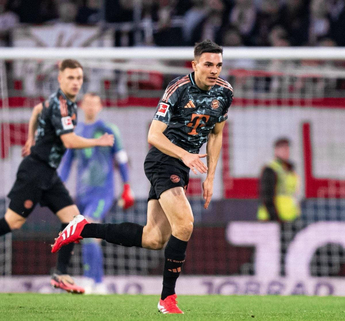 包含拜仁接近签下英超球员,球迷期待新一轮战役的词条 包含拜仁接近签下英超球员,球迷期待新一轮战役的词条