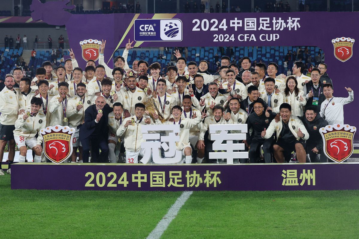 包含国际足坛风起云涌,众豪强激烈争夺金杯的词条 包含国际足坛风起云涌,众豪强激烈争夺金杯的词条