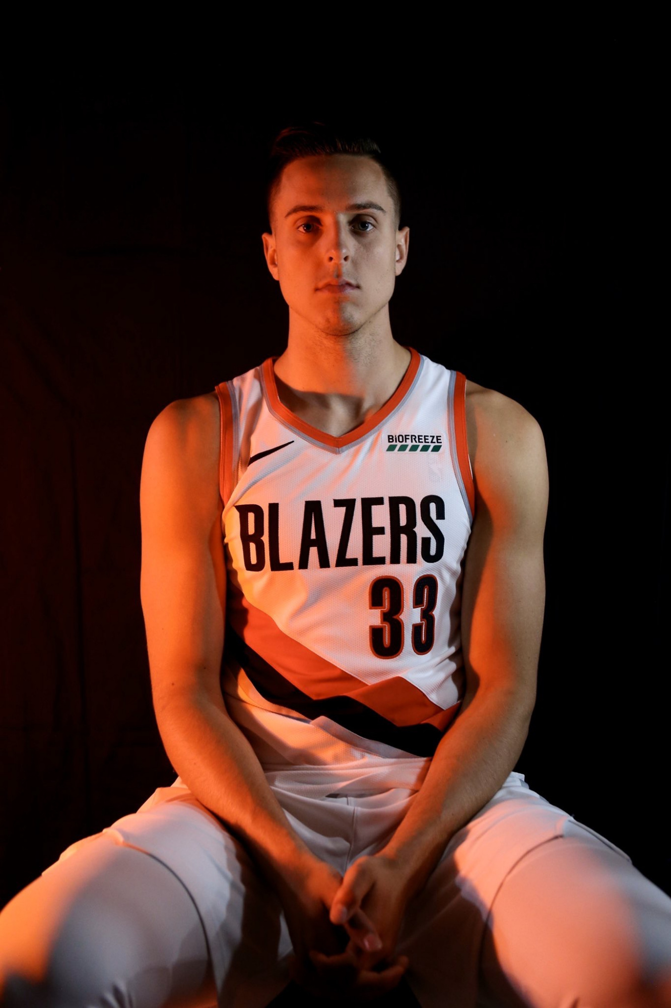 包含开拓者队青年球员脱颖而出，为胜利贡献力量的词条