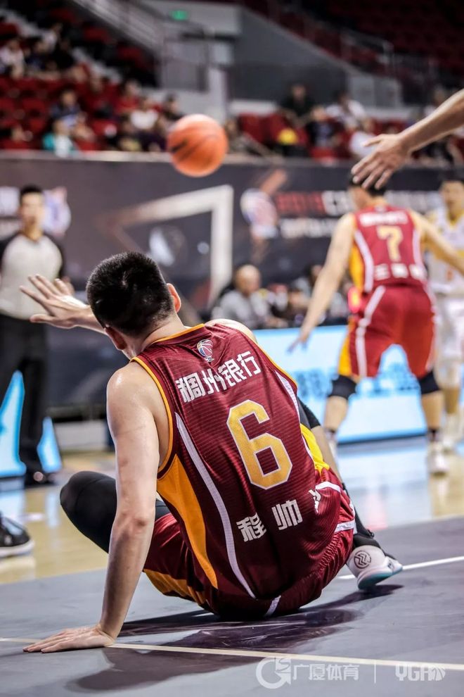 文斯球员训练备战，迎接下场挑战