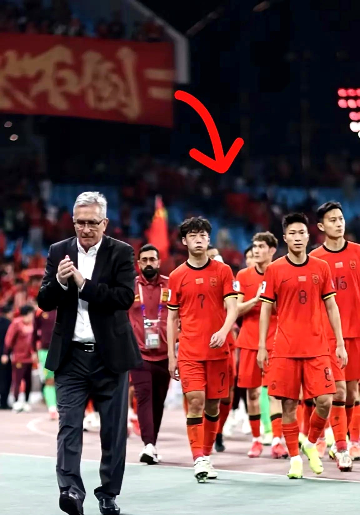 新晋球员大放异彩，助球队惊险晋级