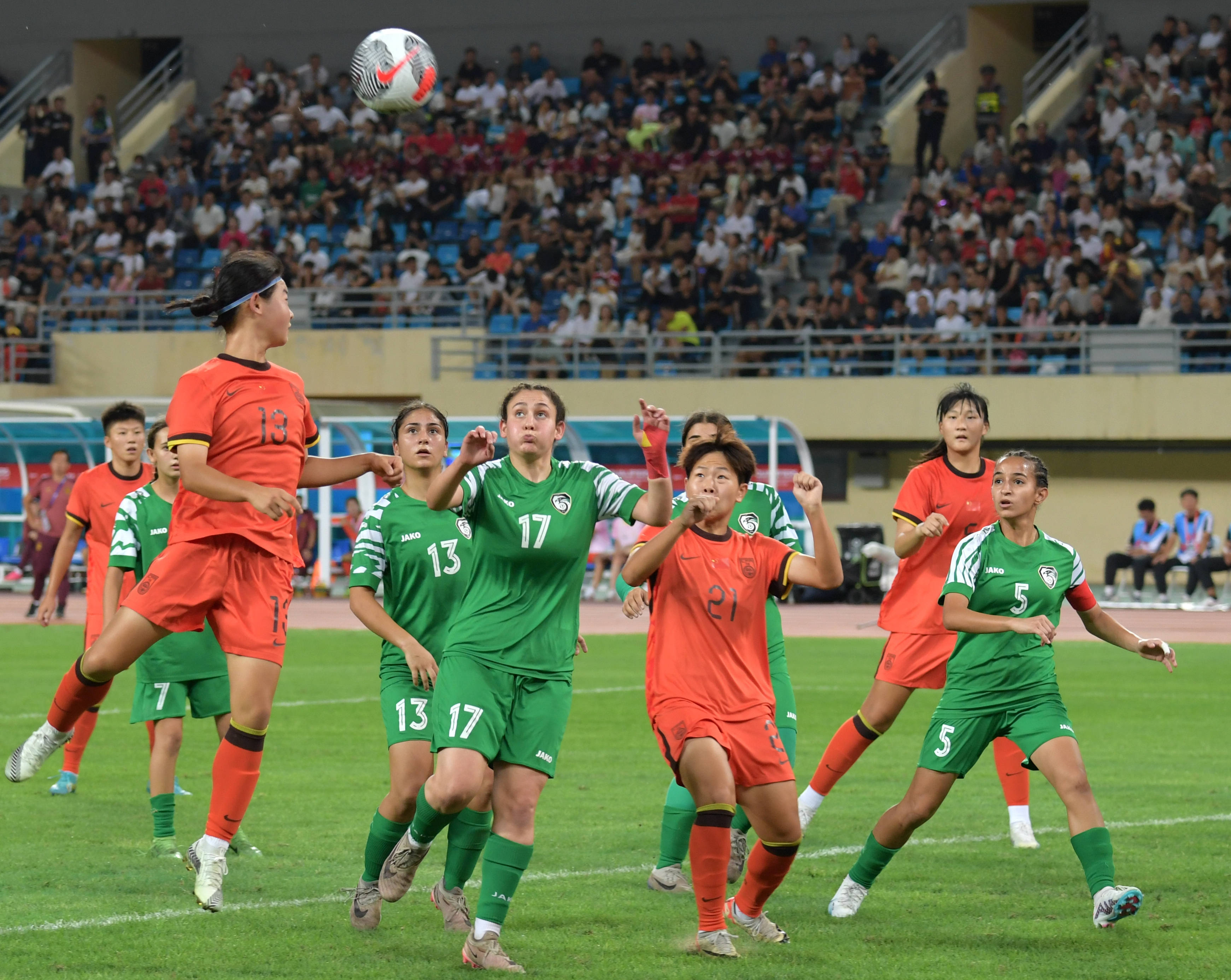 亚洲足球赛事中球员表现出色