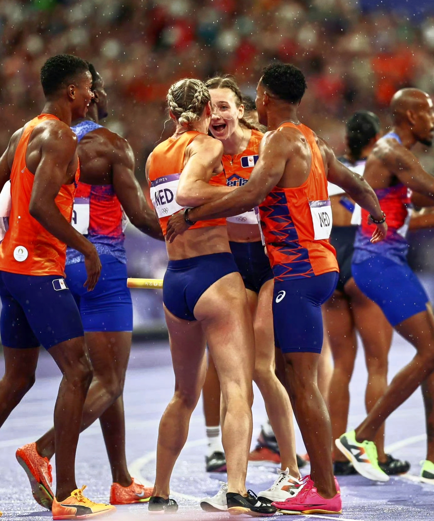 默契配合，技艺高超的运动员在赛场上展现实力的简单介绍