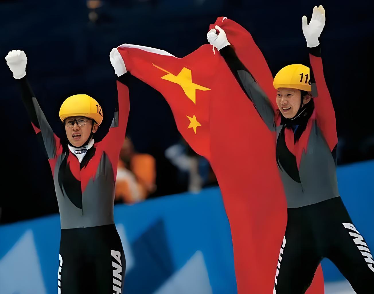 默契配合，技艺高超的运动员在赛场上展现实力的简单介绍