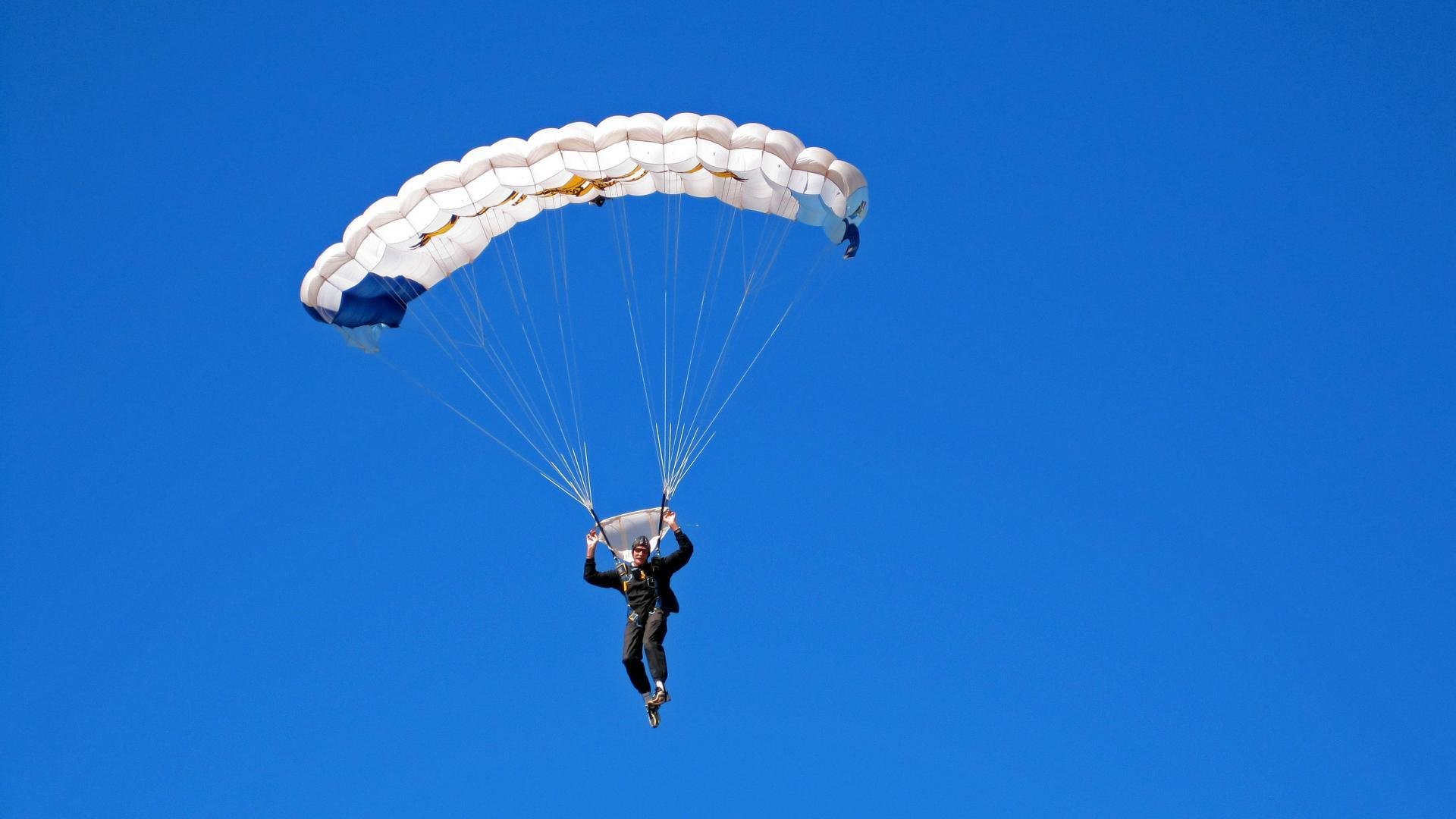 小贾伦持续制造杀伤，76人横扫广东队，一场战术与意志的较量